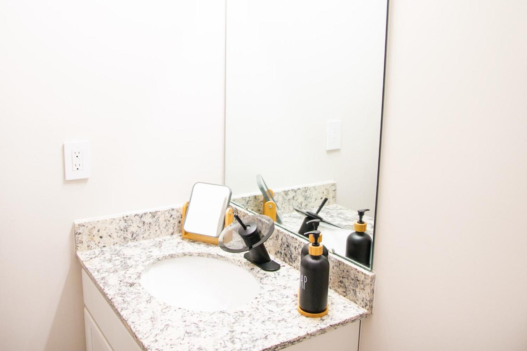 Hometel Premium Guest Suite W/ Private Entrance Ypsilanti Exterior foto